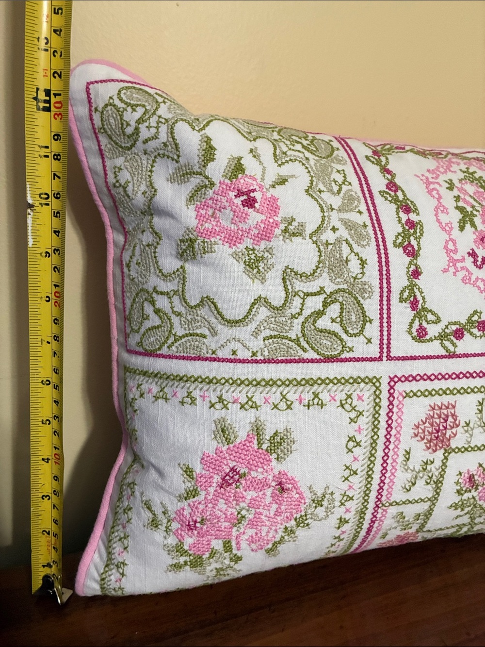 Envogue - CROSS-STITCHED FLORAL ROSE PILLOW - Picture 12 of 13
